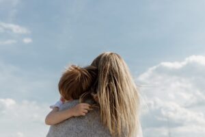 5 razones para criar a tu bebé en brazos que nadie podrá rebatir: